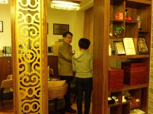 Master Soon and Beauty Salon  Master Soon Pointed Some Feng Shui Errors to The Business Operator. 孙老师向美容店老板指出多处风水弊病.