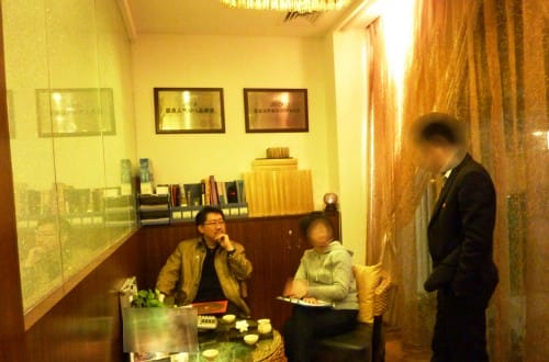 Master Soon Had A Chat With Students While Having Nice Tea. 勘查风水后,孙老师与学员共享板给我们泡的香茶;同时回答学员的问题.  Master Soon Had A Chat With Students While Having Nice Tea. 勘查风水后,孙老师与学员共享板给我们泡的香茶;同时回答学员的问题.