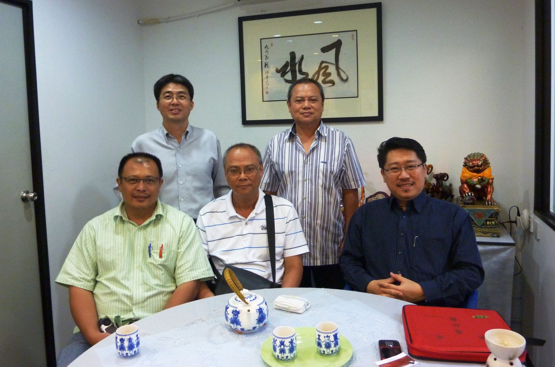 与我同道欢聚，论道谈易. A warm and friendly feng shui dialogue with feng shui masters in my office..