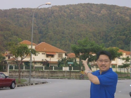 Penang Feng Shui - Dragon Vein Master Soon 槟城孙锦皇指出槟城其一龙脉 The dragon vein runs at the back of the residential area.龙脉在屋区后边盘绕而过 NOT every housing estate has this. It is very precious. 稀有而宝贵的峦头风水