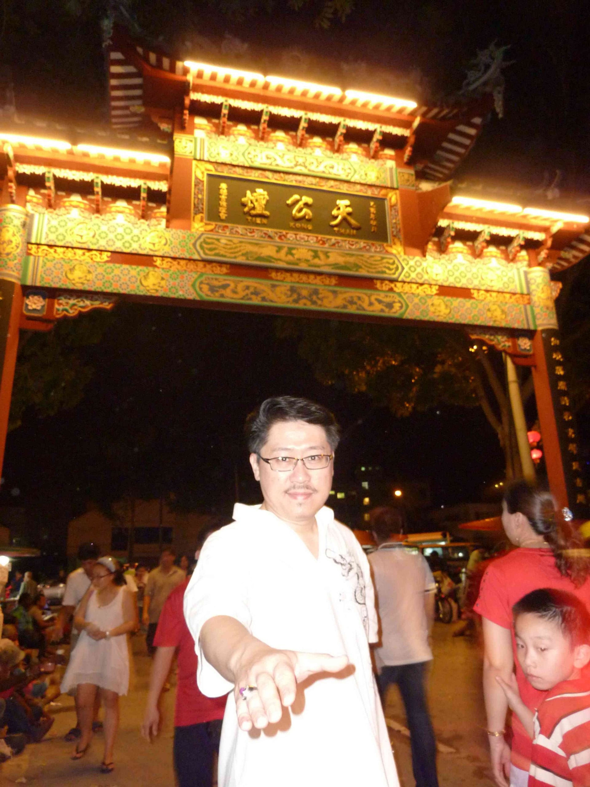 Master Soon Kick Off His Year 2011 Master Soon Kicked Off His Year 2011, at 1am, 10 Feb 2011 at Penang Hill....孙老师催动其2011年全年活动于升旗山《天公坛》