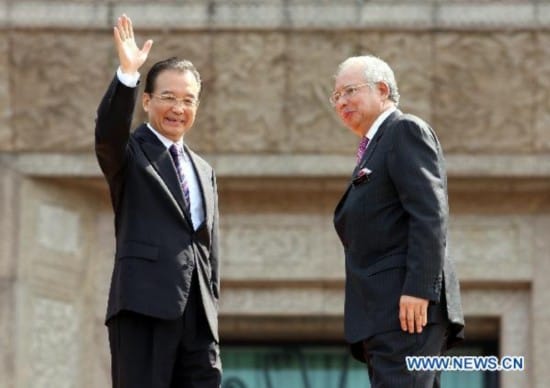 Chinese Premier Wen Jiabao (L) meets with his Malaysian counterpart Najib Tun Razak in Kuala Lumpur, Malaysia, April 28, 2011. Both countries agree to made a four-point proposal to further strengthen China-Malaysia ties during a meeting with my Prime Minister, Najib Tun Razak in Kuala Lumpur.