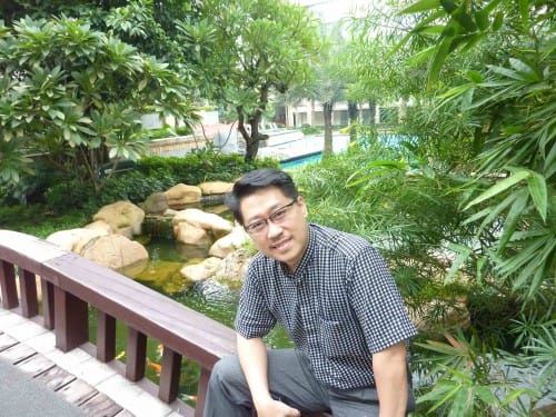Master Soon in Dong Fang Hotel (Guangzhou, China) during Oct 2011; Sitting at the Inner Feng Shui Garden of the Hotel. It is a very nice hotel, if you visit Guangzhou this year end for holiday, I would say this is a good choice of hotel for you to enjoy the lifestyle in Guangzhou.