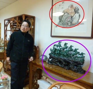 I was surprised that a picture of laughing Buddha and a sculpture of 8 horses were displayed at the back of the back of the chair where the boss sit.